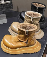 Botas de piel sintética color caramelo con forro de lana afelpada y cremallera.